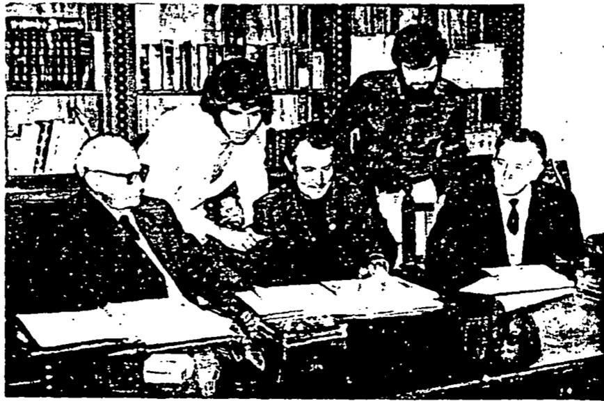 El jurat que otorga, per primera vegada, el Premi de la nit de Sant Joan, reunit a la Ciutat d'Eivissa el dia 24 de maig de 1972