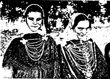 Dones amb vestits tradicionals eivissencs descrits al text.