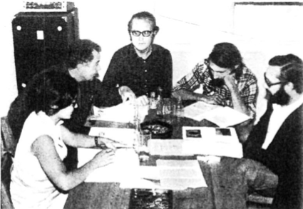 El jurat del Premi de la Nit de Sant Joan 1974, que fou declarat desert, constituït per Rosa Vallès, Josep Planells i Bonet, Joan Calvera Vehi, Eduard Mira i Jordi H. Fernández, Secretari, reunit a Eivissa el dia 28 de maig.