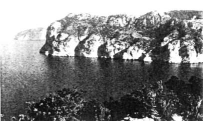 Es Cap d'es Rubió vist des de sa Cova d'En Jaume «Orat». Al fons, sa Punta de sa Creu.