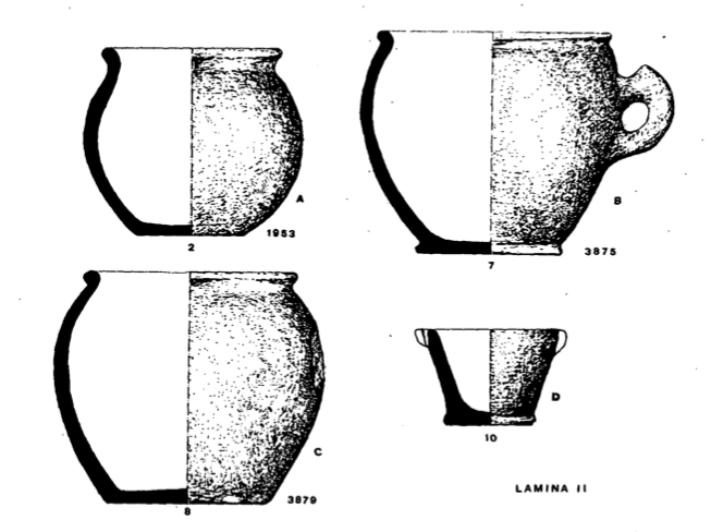 Lámina II. Fig. A: Inv. Gral. 1.953, Olla globular. Fig. B: Inv. Gral. 3.875, Cassola. Fig. C: Inv. Gral. 3.879, Cassola. Fig. D: Inv. Gral. S.N., Vaixell tronco-cònic.