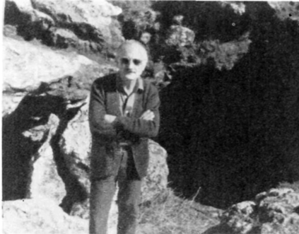 L'autor de l'article, a la Cova de Montesinos.