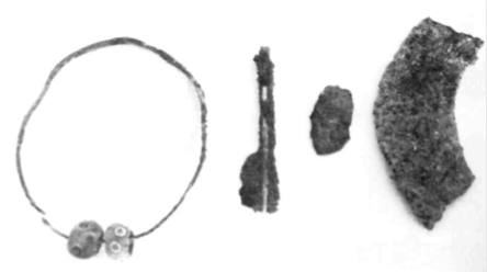 Collar de coure amb comptes de pasta vítria, fragment de ganivet amb agulla adherida, fragment de ferro de forma indeterminada i fragment de podadora.
