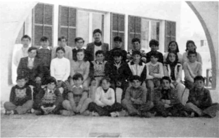 Els alumnes de les escoles de Can Bonet, guanyadors del «Premi de la Nit de sant Joan» 1975.