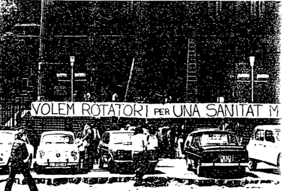 Protesta estudiantil universitària amb cotxes i pancartes demanant 'rotatori' i millor sanitat