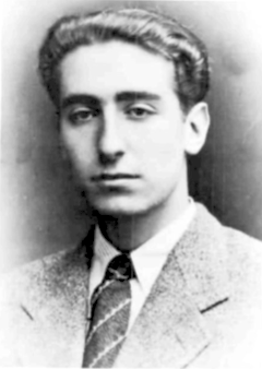 M. Villangómez Llobet el 1933, any en què acabà la carrera de Dret i publicà el seu primer poema.