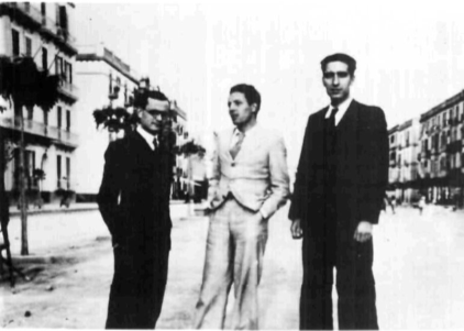 31-X-1935; tres escriptors que llavò començaven: Aquili Tur, C. Vidal Llàser i M. Villangómez Llobet.