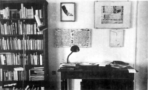 Llibres i quadres a la casa del poeta.