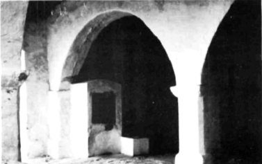 Interior arquitectònic amb arcs de pedra