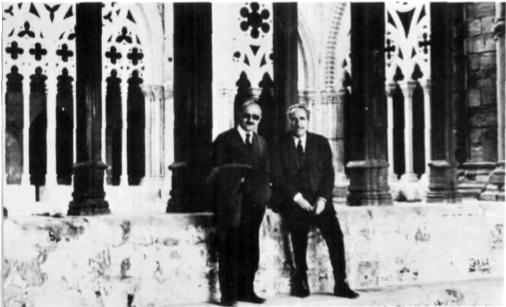 Al claustre de la Seu Vella de Lleida (25-IV-1968), dos escriptors: E. Fajarnés Cardona i M. Villangómez Llobet.
