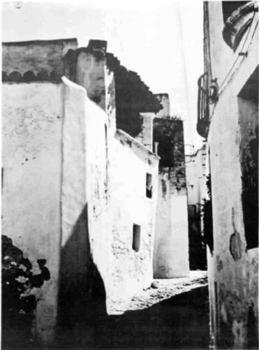Dalt Vila: un carrer i Marià Villangómez davant la seua casa natal, l'estiu de 1964.