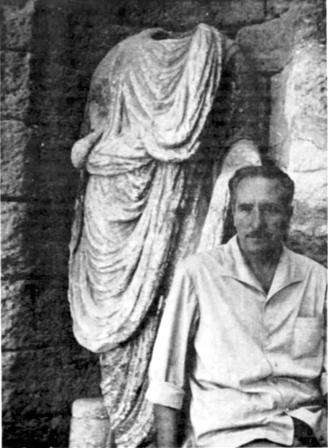 Estatua romana i home assegut