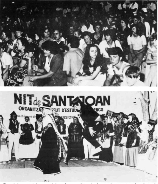 Actuació a l'escenari durant la Nit de Sant Joan 1979 amb pancarta: NIT de SANT JOAN ORGANITZA INSTITUT D'ESTUDIS EIVISSENCS