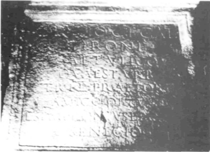 Panoràmica del text, on s'observen clarament les lectures correctes GAETVLICO, QVAEST, OPTVMO, SENECIO. Per tal de facilitar la il·luminació i eliminar les taques de líquens que hi ha a l'original, hem pres la fotografia de la còpia.