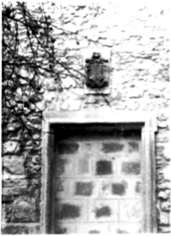 Porta del Museu Arqueològic de Dalt Vila, antiga Universitat.