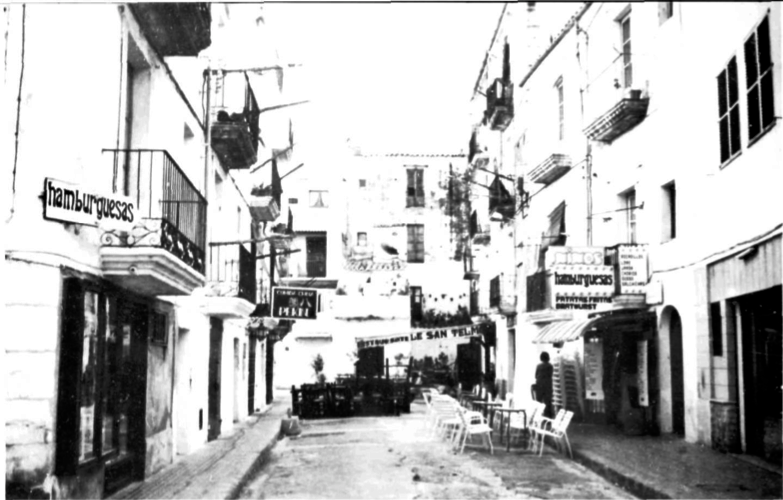 Estat actual de l'espai interior de sa Drassana, avui amb una funció comercial d'esbarjo, molt activa a l'estiu.