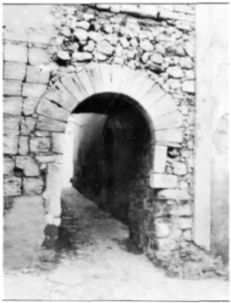 Portella i carreró medieval a Eivissa