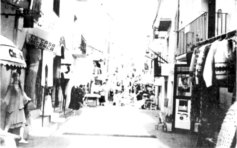 Activitat comercial al carrer d'Enmig