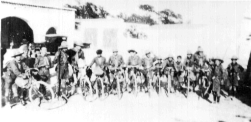 Aquesta fotografia i l'anterior, cedides pel Sr. Domingo Guasch, mostren dos aspectes de la volta ciclista a Eivissa al seu pas per Sant Josep.