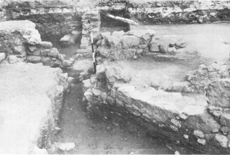 Vista parcial de l'habitació de la cala III. Al fons a l'esquerra el pou àrab.