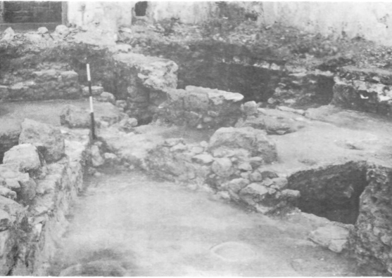 Vista parcial de l'habitació amb dos dels cubells.