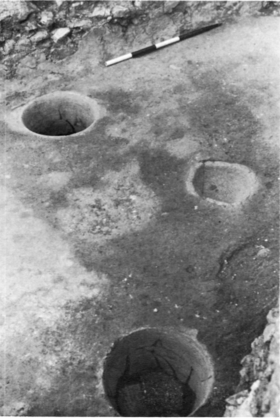 Els tres cubells de l'habitació de la cala III. La d'enmig és la de pedra.
