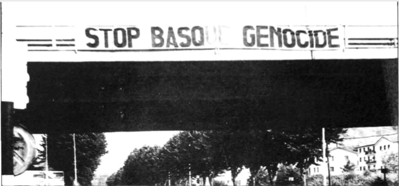Manifestació amb pancarta STOP BASQUE GENOCIDE