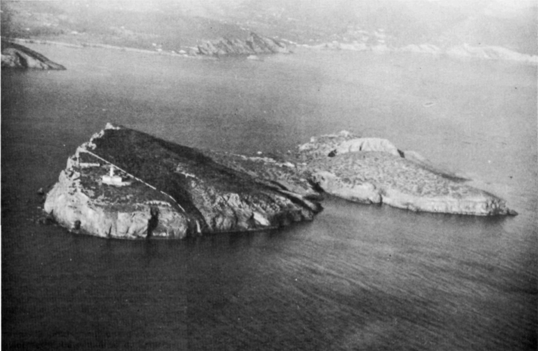 S'Olla de Tramuntana té zones pròximes àrides i castigades, que així com s'estenen cap al sud s'incorporen vigorosament, adopten una presència més amable i diversa. És allí, a l'altre extrem de Tagomago, tumultuós i encimbellat, on es dreça el far, blanc i solitari, vora les penyes més altes de l'illa. (Foto d'Antoni Bonet Tur.)