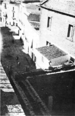 Una part de la plaça de Vila vista des del terrat de la casa on va néixer i viure molts d'anys l'autor d'aquestos records.
