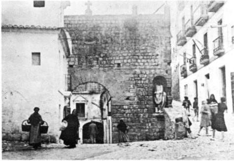 A l'inici de la plaça de Vila, es Piló, bloc de pedra acabat en forma de bola, separa la pujada pel carrer de Sant Domingo i la baixada cap al pati d'armes i la Marina.