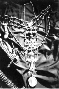 Emprendada «elaborada», sempre de plata i coral.