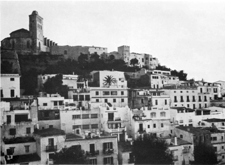 La llum -l'emoció es va reduint a les cases més altes, al campanar, i roman després als núvols encesos i dispersos...
