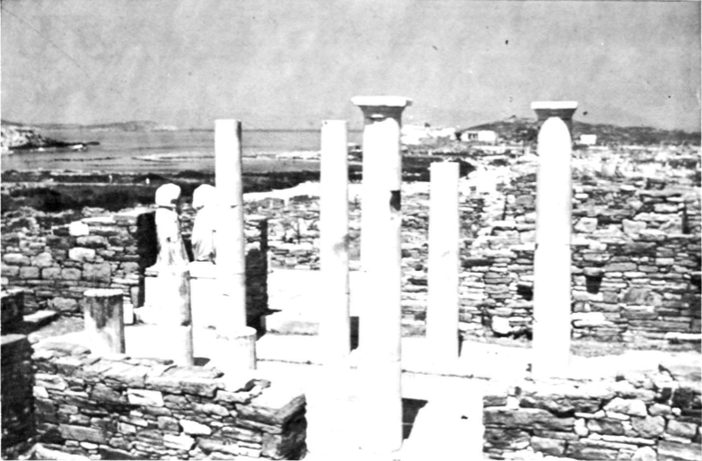 Imatge de ruïnes gregues antigues amb columnes i estàtues