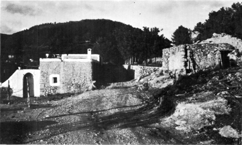 Una casa vora el camí que ressegueix la bella canalada de Buscastell.