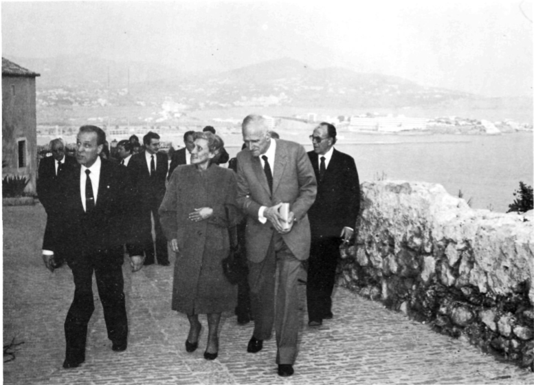 El President del II Congrés Internacional de la Llengua Catalana, Antoni Maria Badia i Margarit, amb la seua esposa i les primeres autoritats locals, la tarda de la inauguració del Congrés a Eivissa.