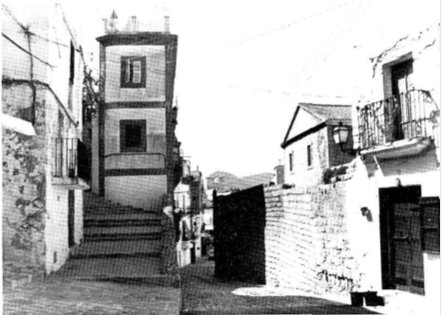 Baixada del carrer d'Ignasi Riquer i pujada del carrer de Sant Rafel, típiques de Dalt Vila, en què les cases en aquest cas, la pròpia de l'escriptor- tenen una façana alta, mentre que, per la part oposada, la casa s'enfonsa dins la roca.