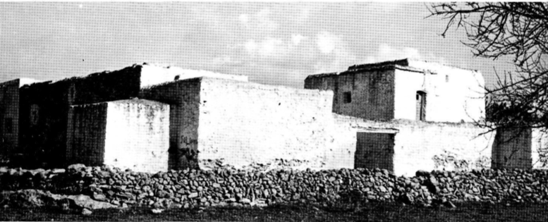 Casament de l'Alqueria de Dalt (Santa Gertrudis). Encara que la major part dels esclaus d'Eivissa pertanyien a propietaris vilers i havien de pernoctar intramurs, l'única tradició oral que ens ha arribat d'aquells temps d'esclavitud es refereix a un «amet» (esclau mahometà) d'aquesta vella alqueria, el qual, un dia de festa, aprofitant l'avinentesa que els seus amos eren a missa, hauria fugit cap a la seua terra, després de matar uns allots de la casa que no havien anat a l'església.