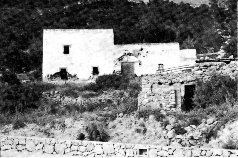 Casament de can Selleres de Dalt (darrera l'Església de Jesús). De cara cap a Vila i ara sota l'espasa de Damocles de les màquines urbanitzadores, aquestes velles parets perpetuen el cognom del patró Josep Selleres, antic propietari d'aqueixa finca i de la darrera esclava que hi hagué a l'illa d'Eivissa. Possiblement en més d'una ocasió els ulls de la captiva pogueren contemplar, des d'aqueixes elevades costeres del seu amo, l'ampli horitzó d'un mar que, lliure, s'allunya cap a la terra africana.