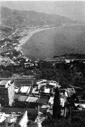 Un fragment de Sicília des de dalt del teatre de Taormina.