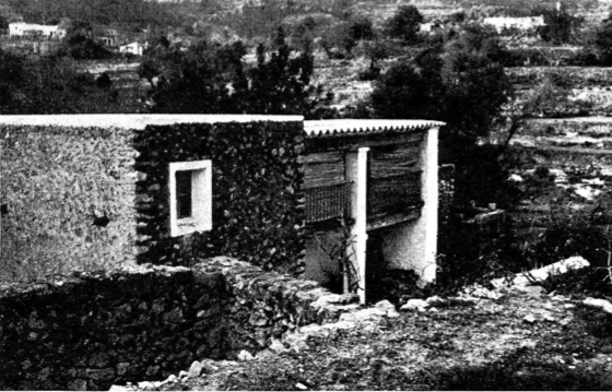 Can Forn. Bell exemplar de casa pagesa a l'antiga i vasta comarca del Vedrà d'es Marins. (Foto: Elies Torres, Guía de arquitectura de Ibiza y Formentera.)