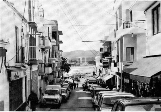 Vista del carrer Ample, un dels més vells i principals del poble.