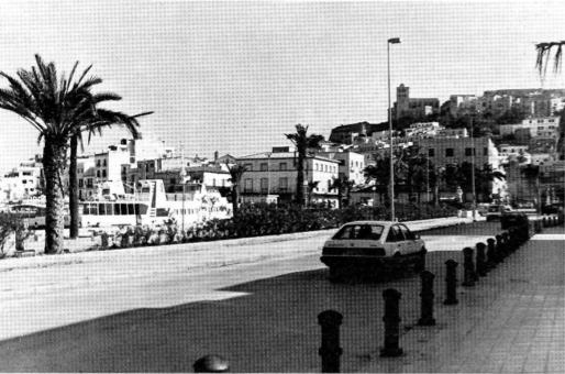 Al peu del Puig de Vila, fora de les murades que l'envolten, la Marina obre balcons i finestres cap a la mar. I la blanca figura del pescador vigila feta pedra el moviment de les embarcacions turístiques des de l'entrada del Passeig Marítim.