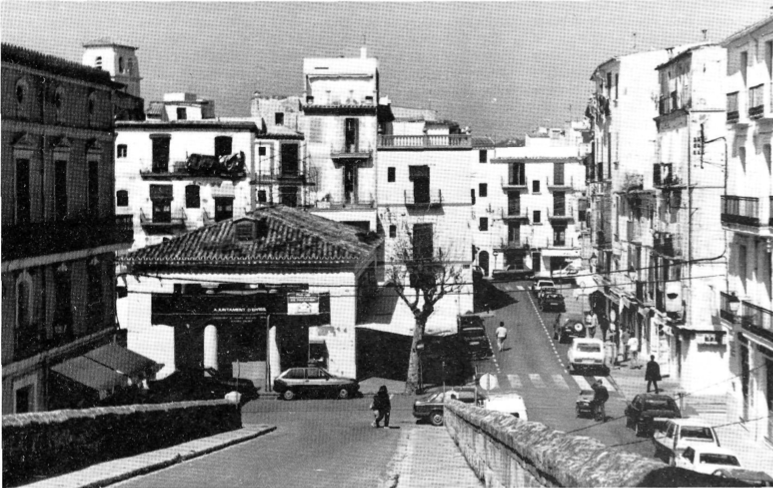 Les reformes illustrades afavoreixen l'expansió de la Marina i milloren la seua relació amb Dalt Vila. Una rampa facilita el contacte entre la ciutat emmurallada i el raval on, per primera vegada, s'autoritza un mercat. El peu del Portal del Principal o de ses Taules queda reomplert i es configura l'espai de la plaça. Gairebé cent anys després, el 1873, s'entrega el Mercat per a fruites i verdures construït a la plaça de la Constitució, mentre una nova rampa rectilínia trenca definitivament la separació entre ambdós sectors de la ciutat la part murada de la qual ja perd el pont llevadís que l'aïllava en arribar la nit.
