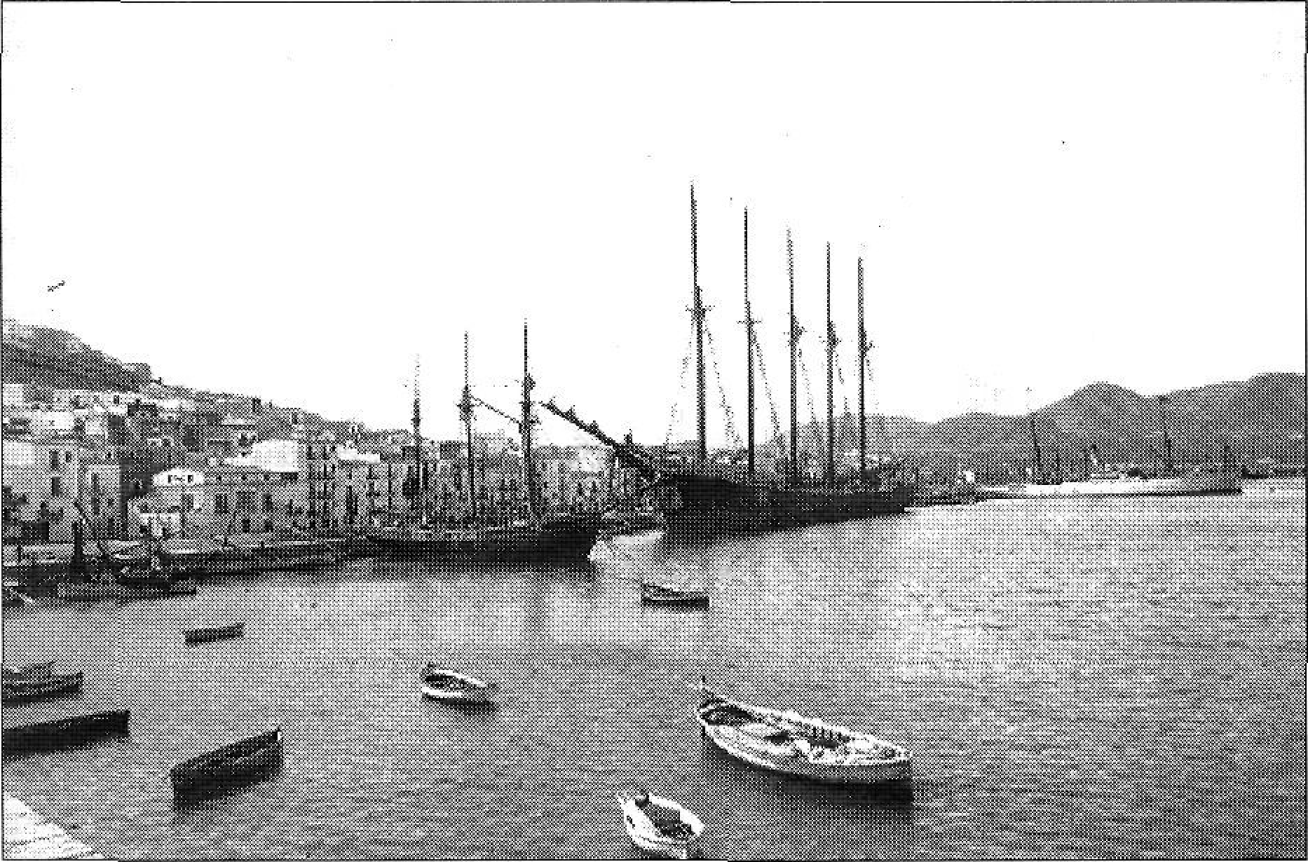 El port d'Eivissa l'any 1915 en una fotografia que reprodueix Todo avante, editat per la Companyia Trasmediterranea, amb motiu del seu cinquentenari.