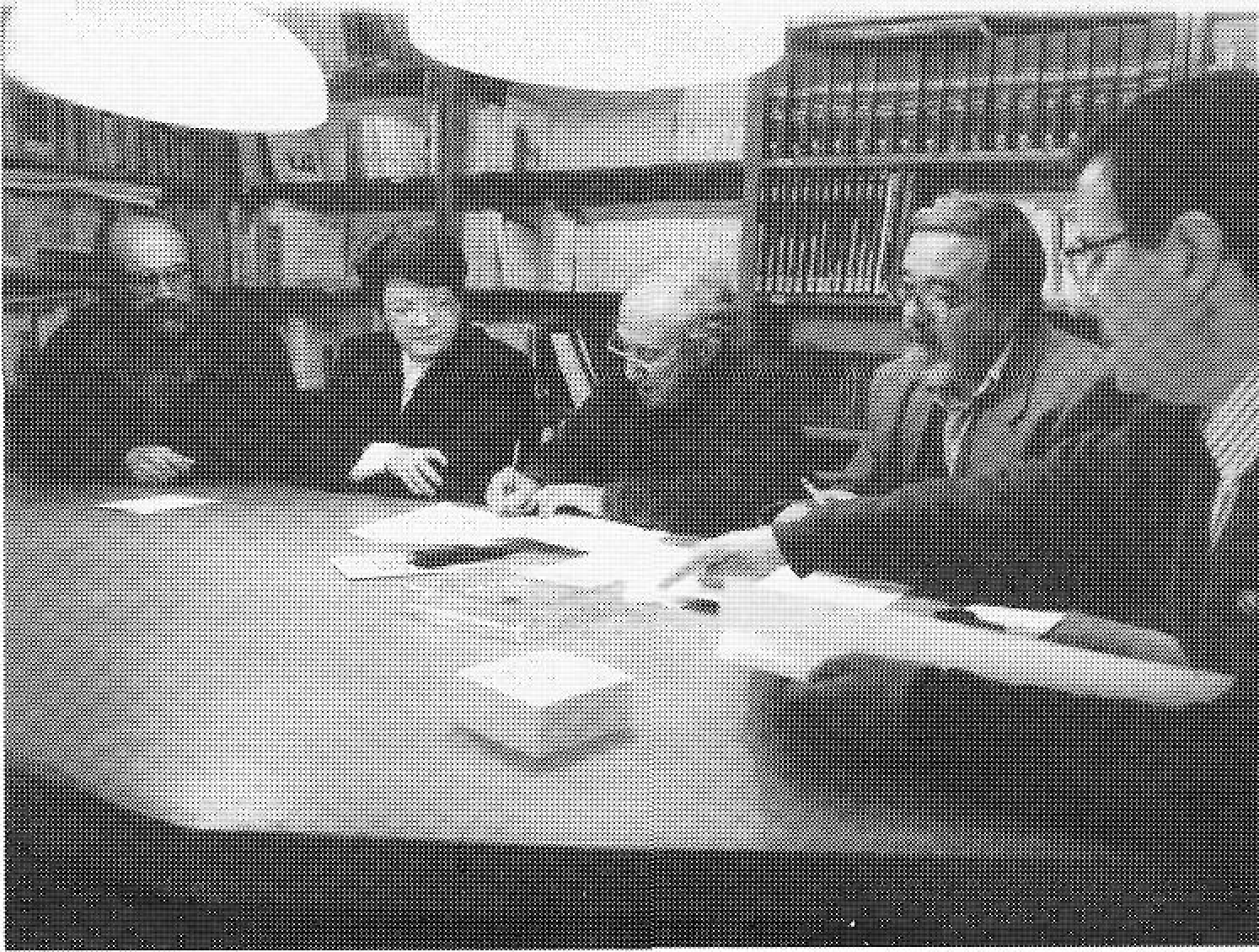 Moment de signar el contracte. D'esquerra a dreta Cristòfol Guerau de Arellano, Joana Mª Castelló, Joan Marí Cardona, Francesc Castelló i Josep Marí Marí. Foto: Jordi Adrià.