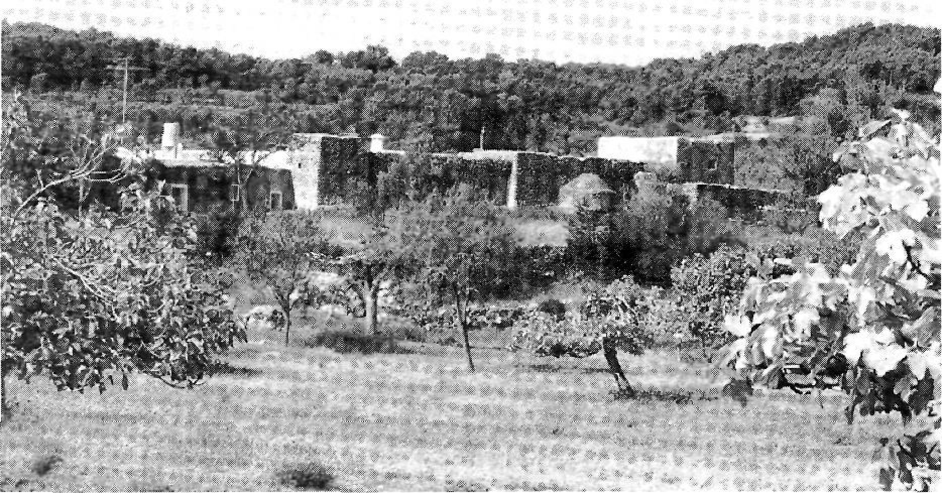 Torre d'Albarqueta (Plànol, A). A l'esquerra, el Pujol de l'Aigua, fites 6 i 7