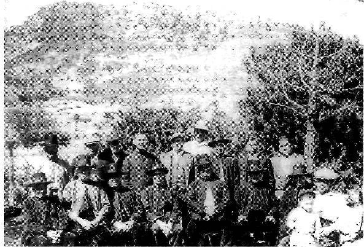 A l'esquerra del grup (part dreta de la foto), assegut, en Vicent de sa Font amb el seu fill Pep. Enmig, el capellà, natural de Sant Jordi, que ha sét visitat per un grup d'hòmens del seu poble. Darrera, amb capell blanc, es Francès Raoul Villain i alguns hòmens de sa Cala.