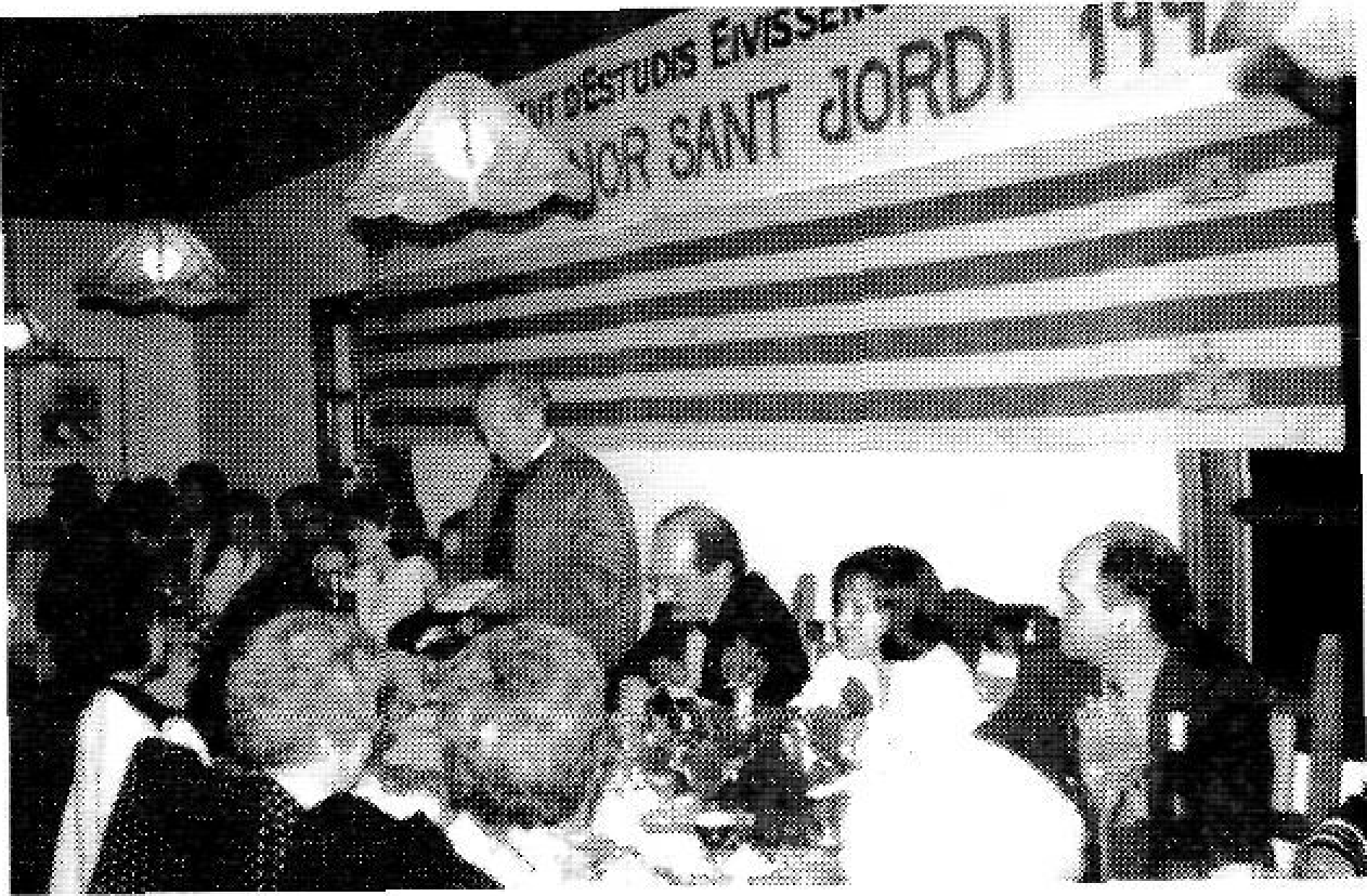 Sopar d'homenatge al grup UC amb pancarta 'ESTUDIS EIVISSENCS SANT JORDI 1992'
