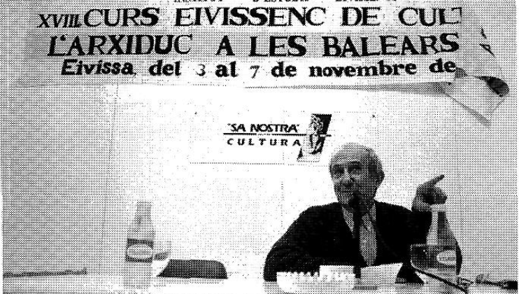 Joan Marí Cardona durant una conferència del Curs Eivissenc de Cultura