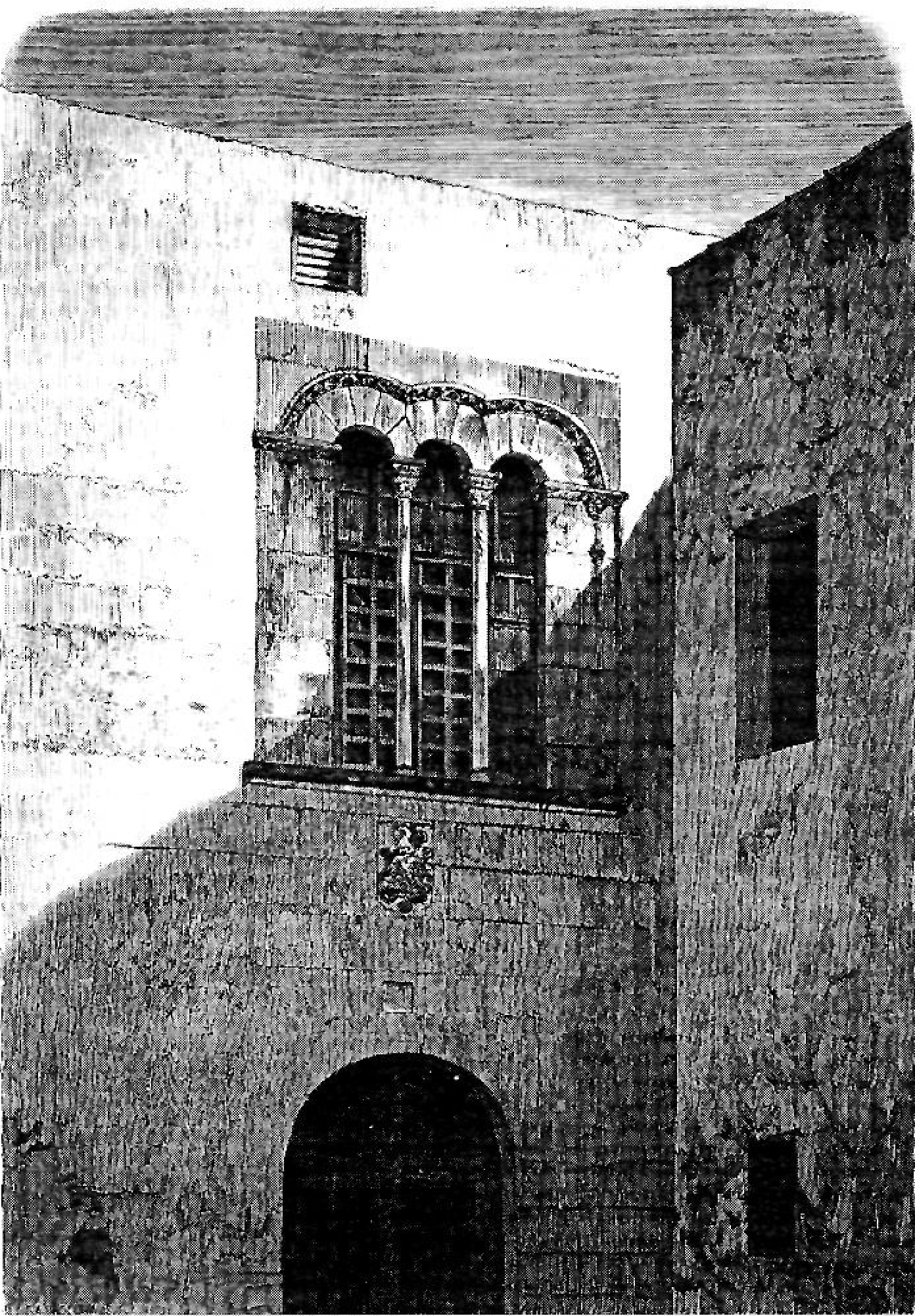 Can Llaudes. Aquesta casa, que l'arxiduc Lluís Salvador considerava la de més valor artístic de la ciutat d'Eivissa, la féu edificar, sens dubte, el Magnífic Francesc Llaudes Pineda, el mateix que, sent Jurat en cap, promogué la fundació del Seminari i les escoles que regiren els Jesuïtes de 1686 a 1690.